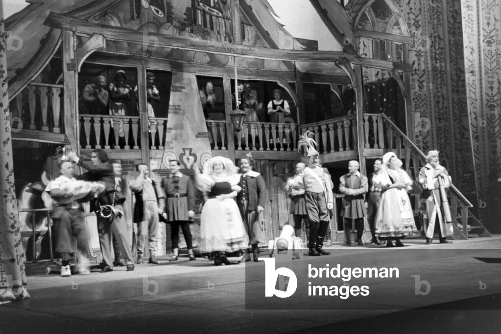 The lavishly designed stage set and the numerous actors during a children´s theatre play, Germany 1930s (b/w photo)