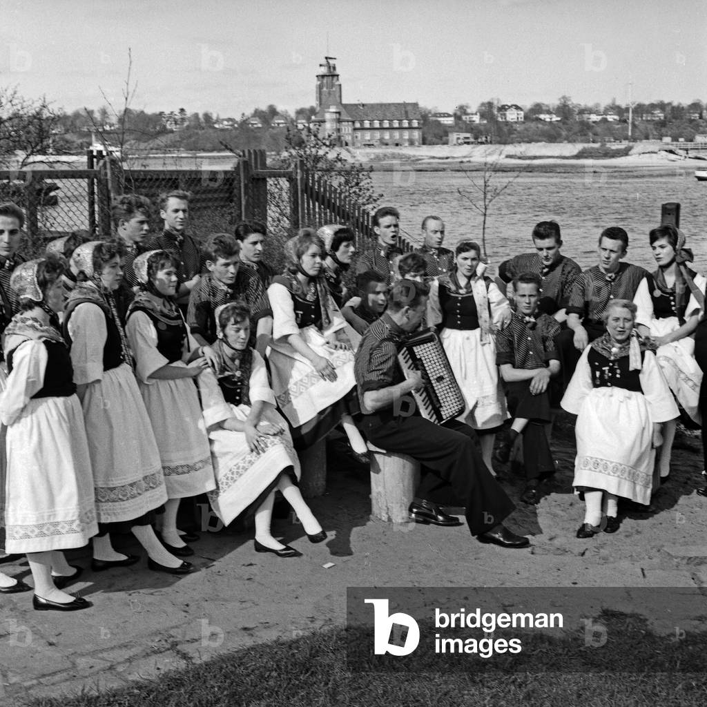 Members of a Speeldeel singing in the array of the Oldenburg landscape, Germany 1960s