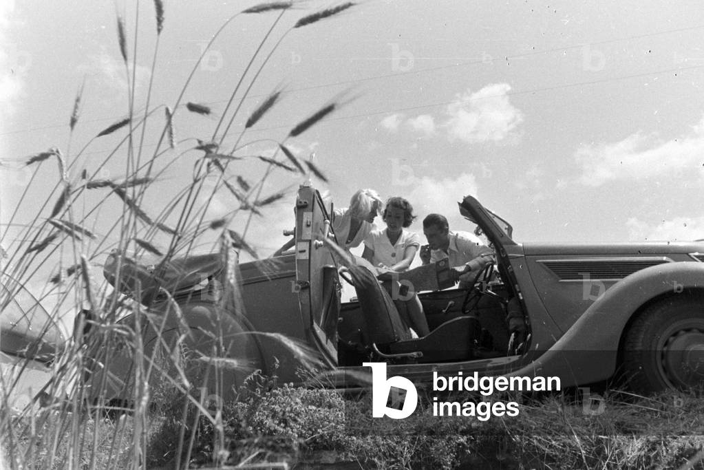 A trip to the Bohemian Forest with the Ford V8, Germany 1930s (b/w photo)