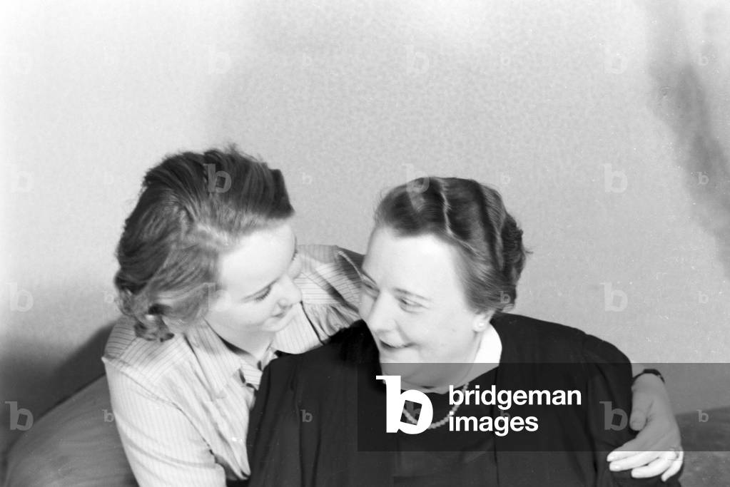 The princess of carnival in Mainz 1938, on the occasion of the 100th anniversary of the leading local carnival association, at home with her mother in Nieder-Olm (b/w photo)