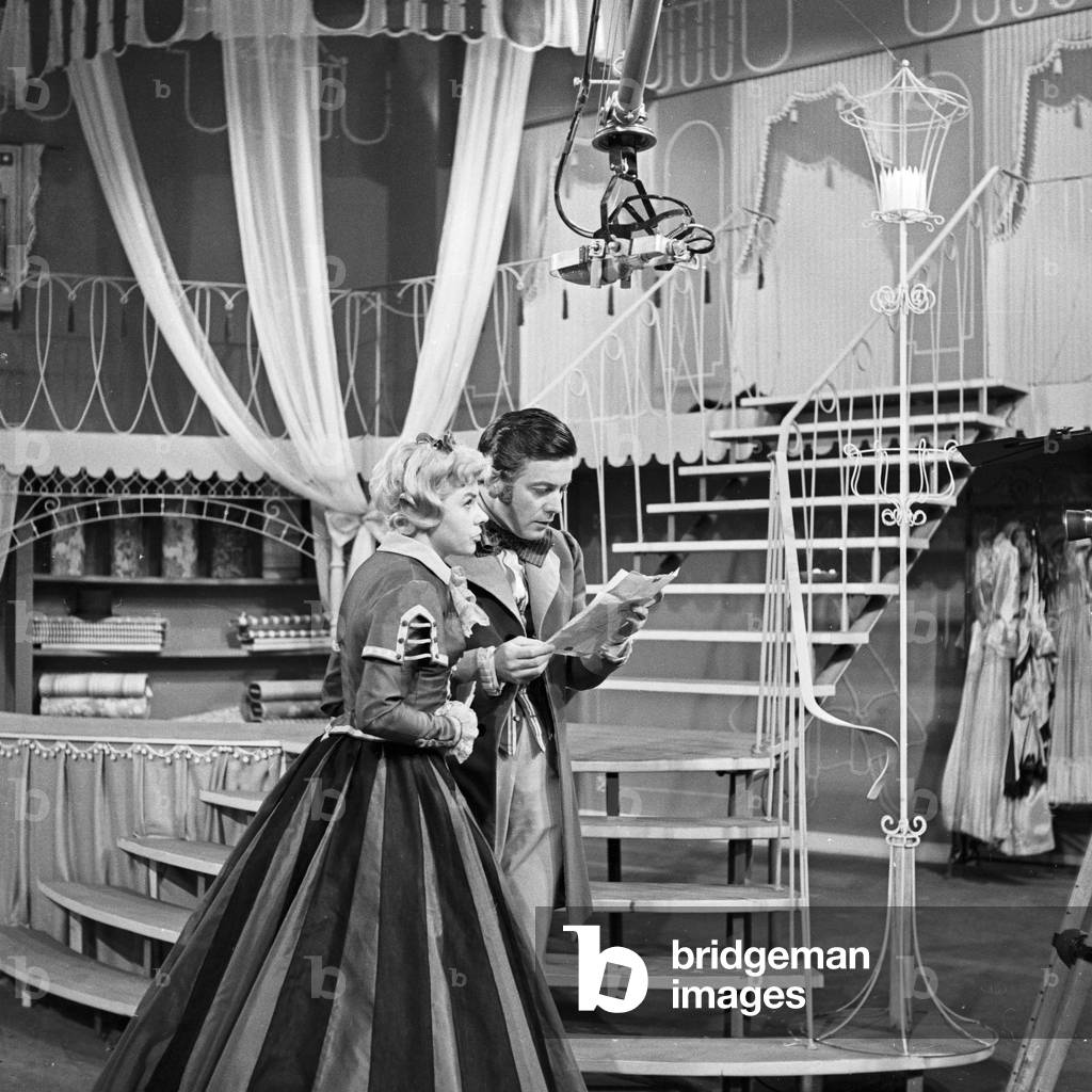Singing couple at an operetta performance, Germany 1950s