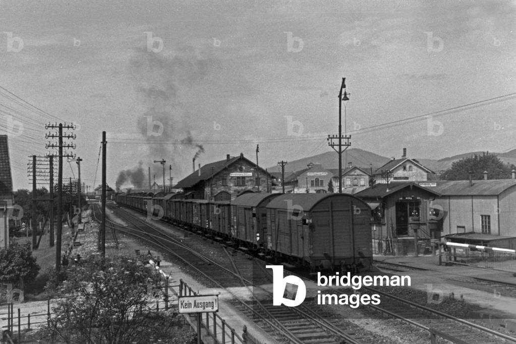 Freight train of the Deutsche Reichsbahn with a steam locomotive of the type 01, Germany 1930s (b/w photo)