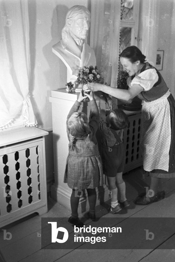 Toddlers in the kindergarten of the Fröbelhaus in Oberweißbach, Germany 1930s (b/w photo)