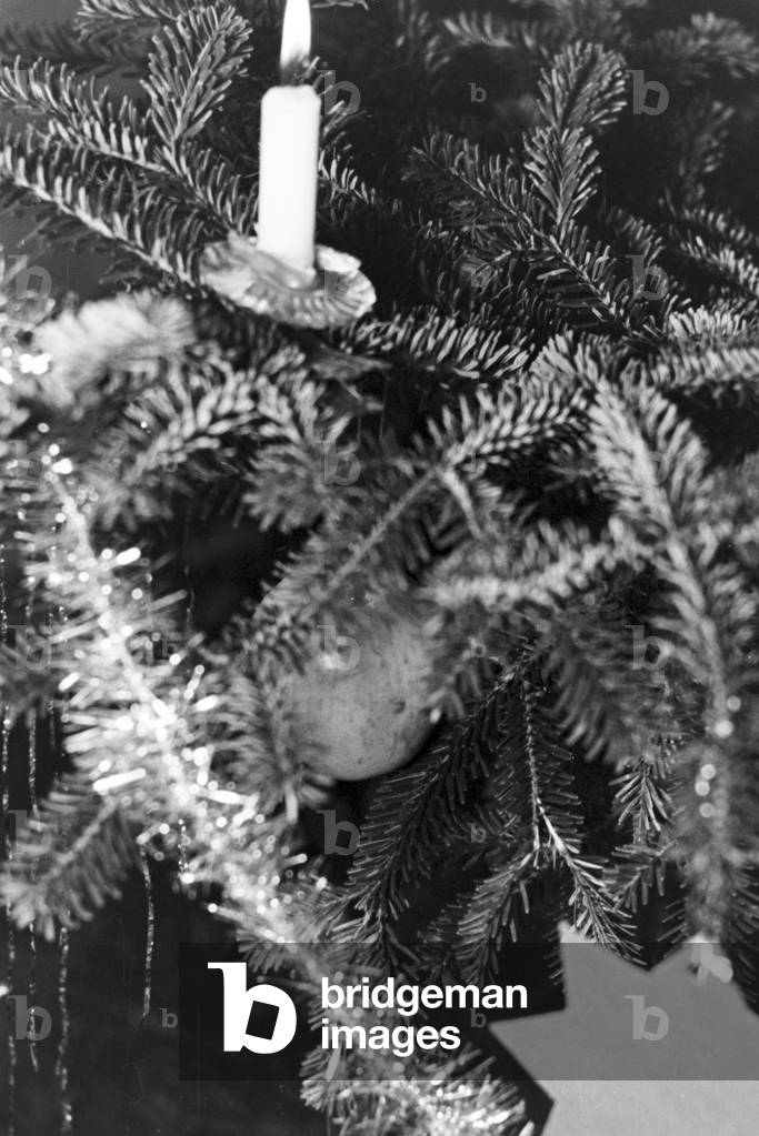 A family celebrating Christmas, Germany 1930s (b/w photo)