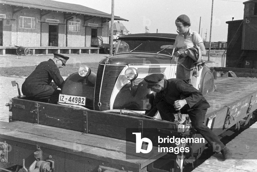 Vacation at the Baltic Sea, Germany 1930s (b/w photo)
