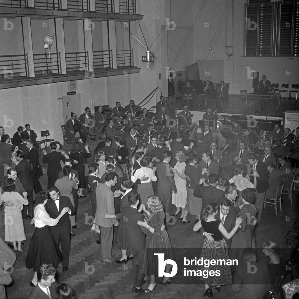 People dancing to the sound of the NDR orchestra at studio 10 of TV and radio staion NDR, Germany 1950s