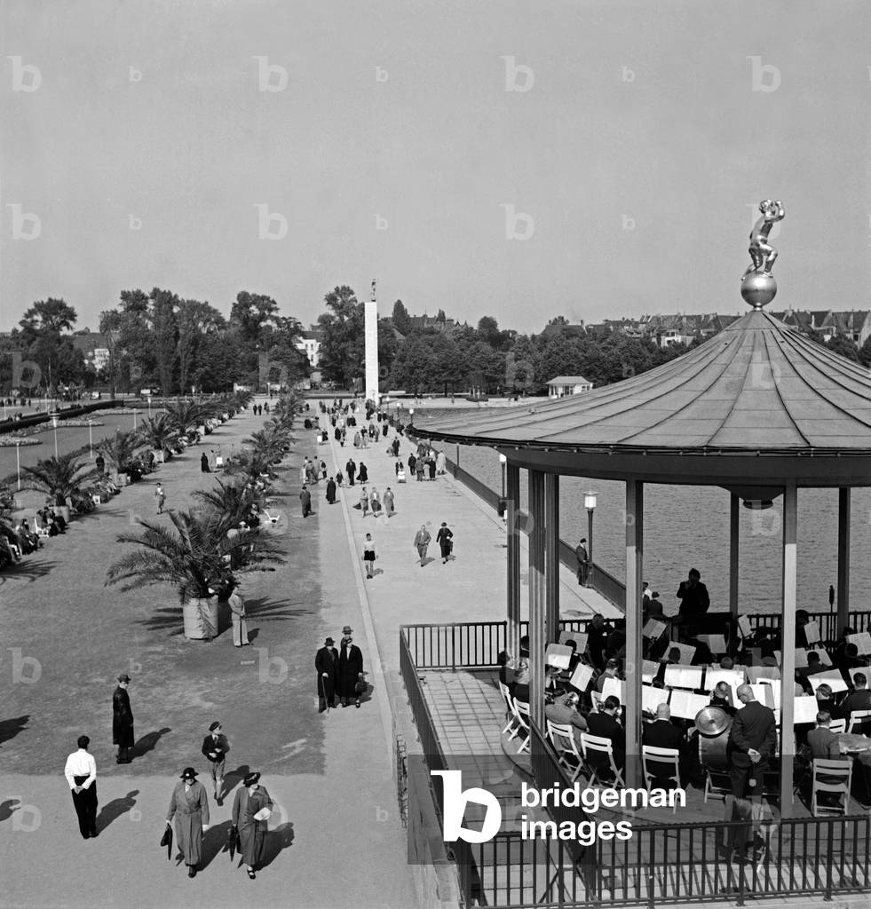 Pavillon of the restaurant at the shore of Maschsee lake at Hanover, Germany 1930s (b/w photo)