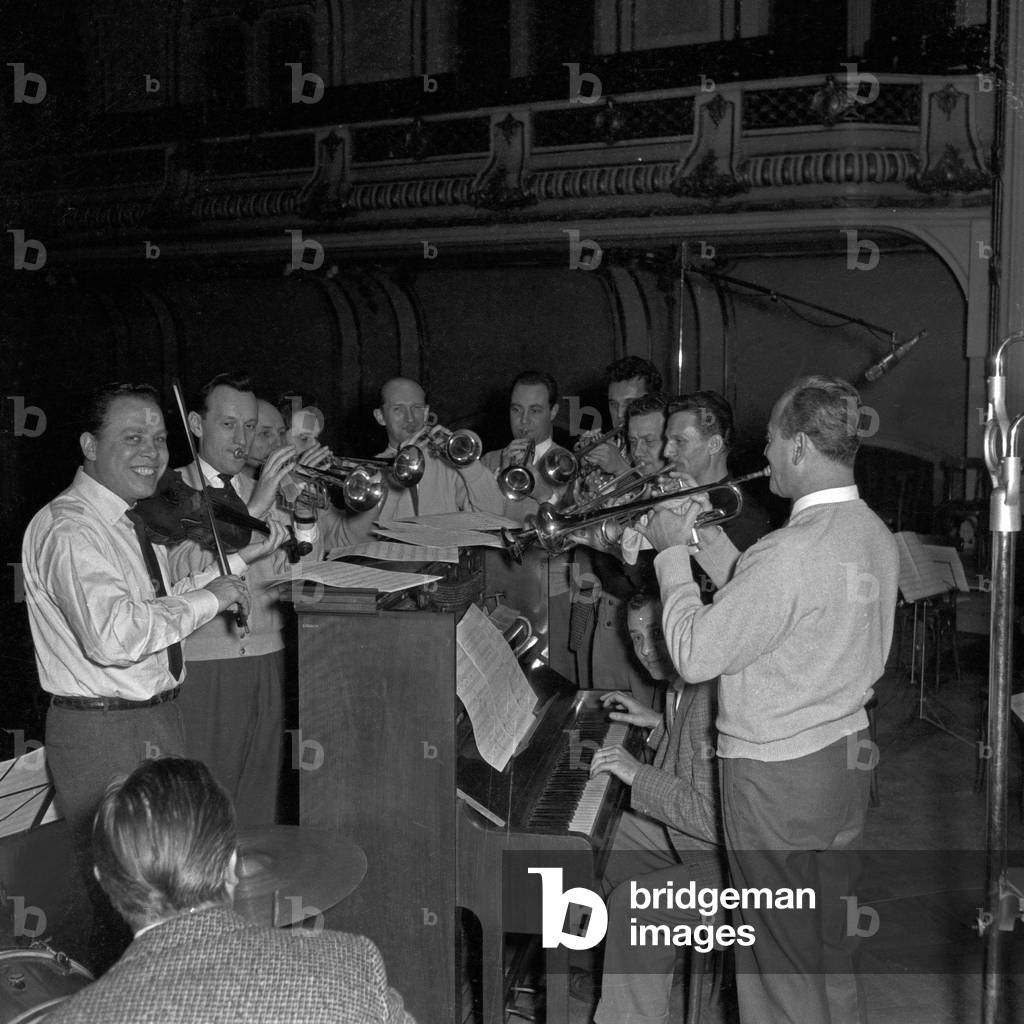 German violinist Helmut Zacharias (left) doing rehearsals with jazz musicians at a theatre, Germany 1950s