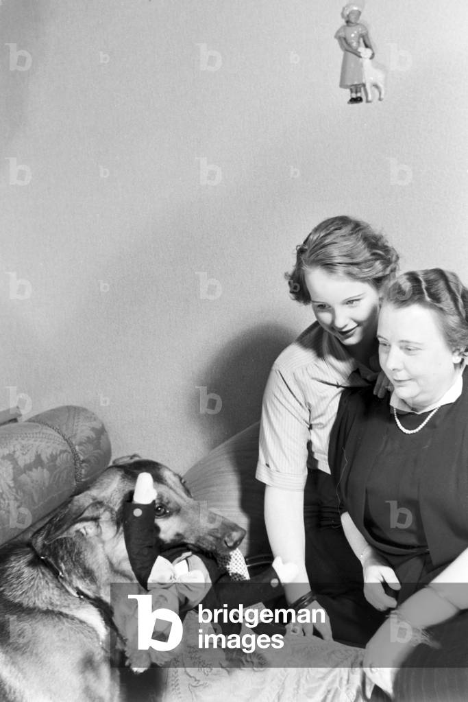 The princess of carnival in Mainz 1938, on the occasion of the 100th anniversary of the leading local carnival association, at home with her mother in Nieder-Olm (b/w photo)