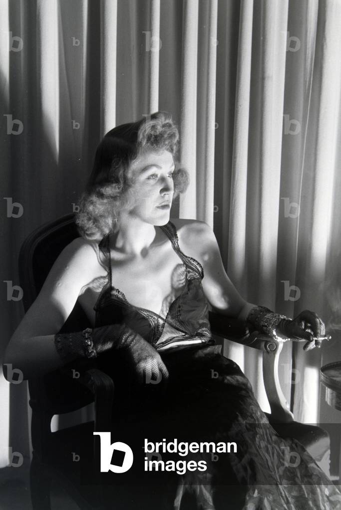 A model trying a dress of fashion designer Hilda Romatzki, Germany ca.1939 (b/w photo)