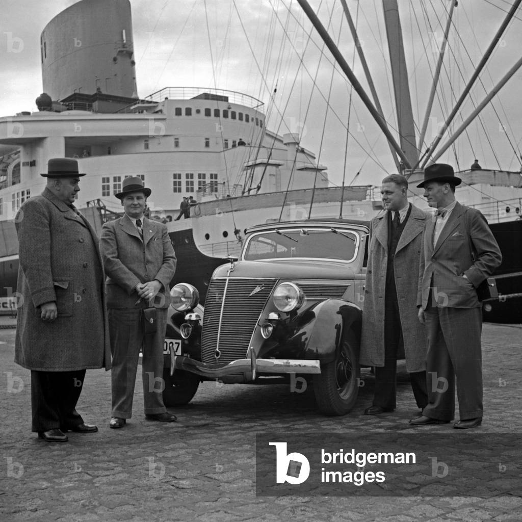 Salesmen of German Ford factory meet at the Columbuskaje at Bremerhaven for travelling to the USA, Germany 1930s (b/w photo)