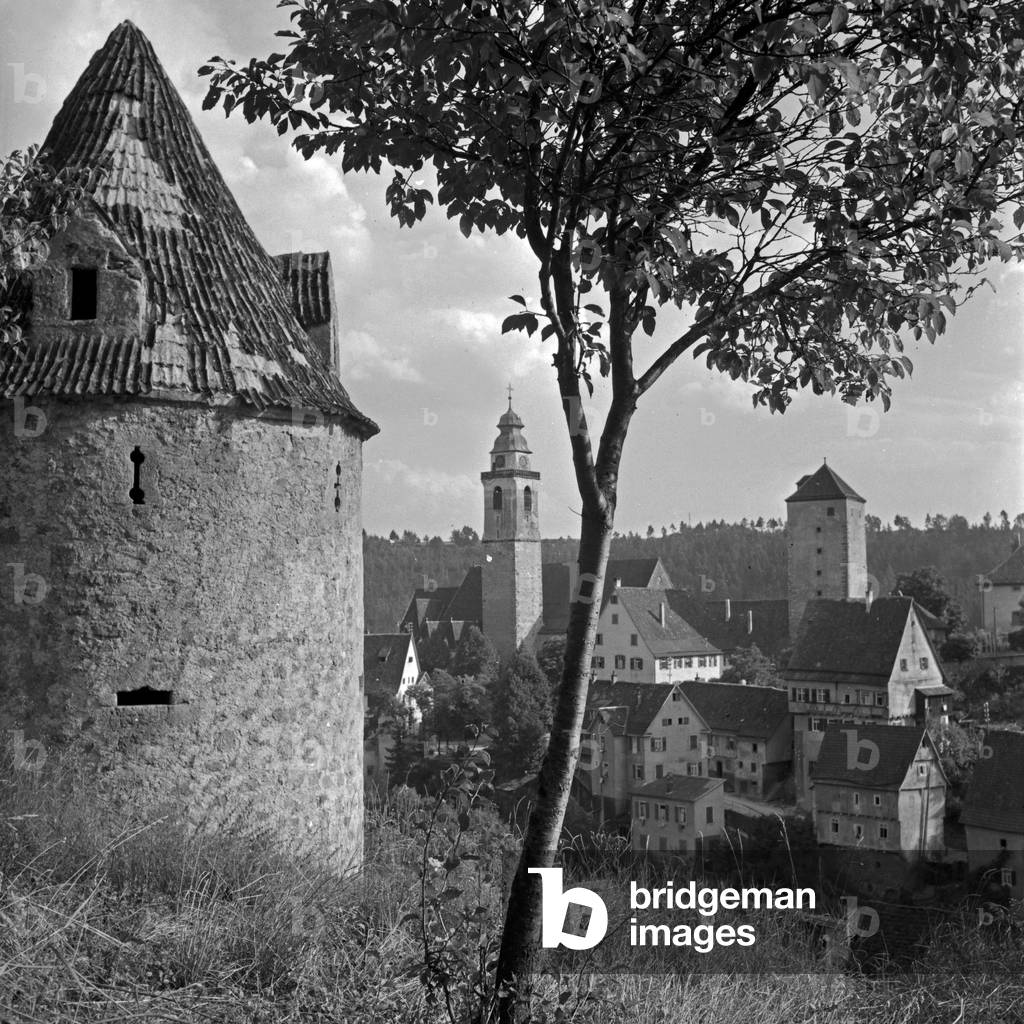 Watch out of a curtain wall (left), Schurkenturm tower (right) and collegiate church Heilig Kreuz (middle) at Horb at river Neckar, Black Forest, Germany 1930s (b/w photo)