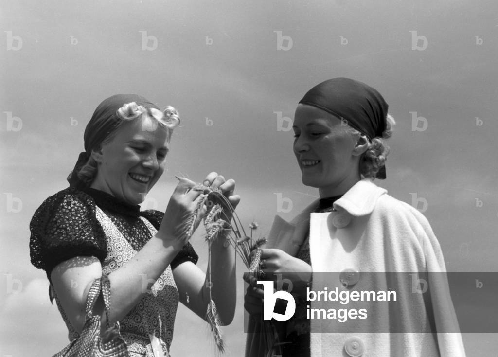 Vacations on Westerland, Germany 1930s (b/w photo)