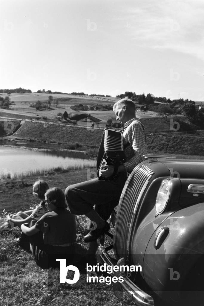 A trip with the Opel Admiral, Germany 1930s (b/w photo)