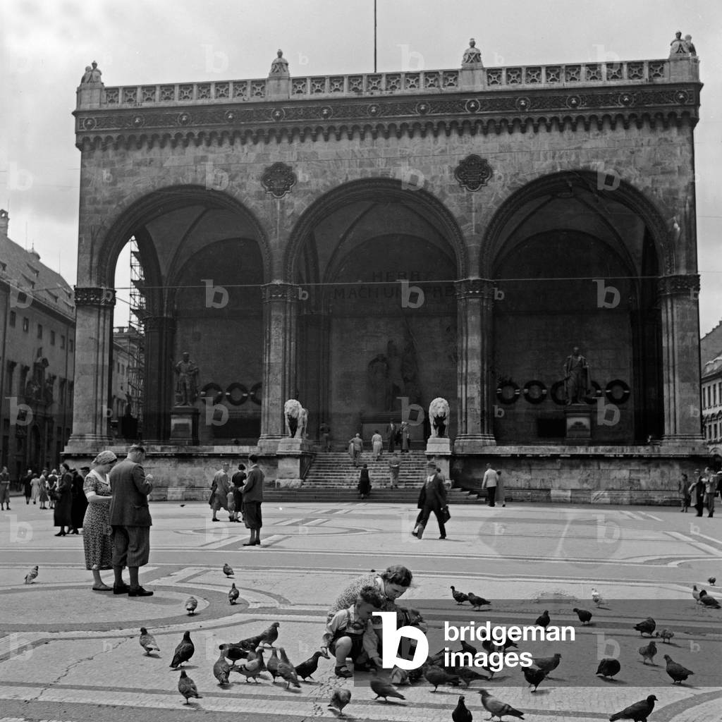 Feldherrhalle hall on the Odeonsplatz square at Munich, Germany 1930s (b/w photo)