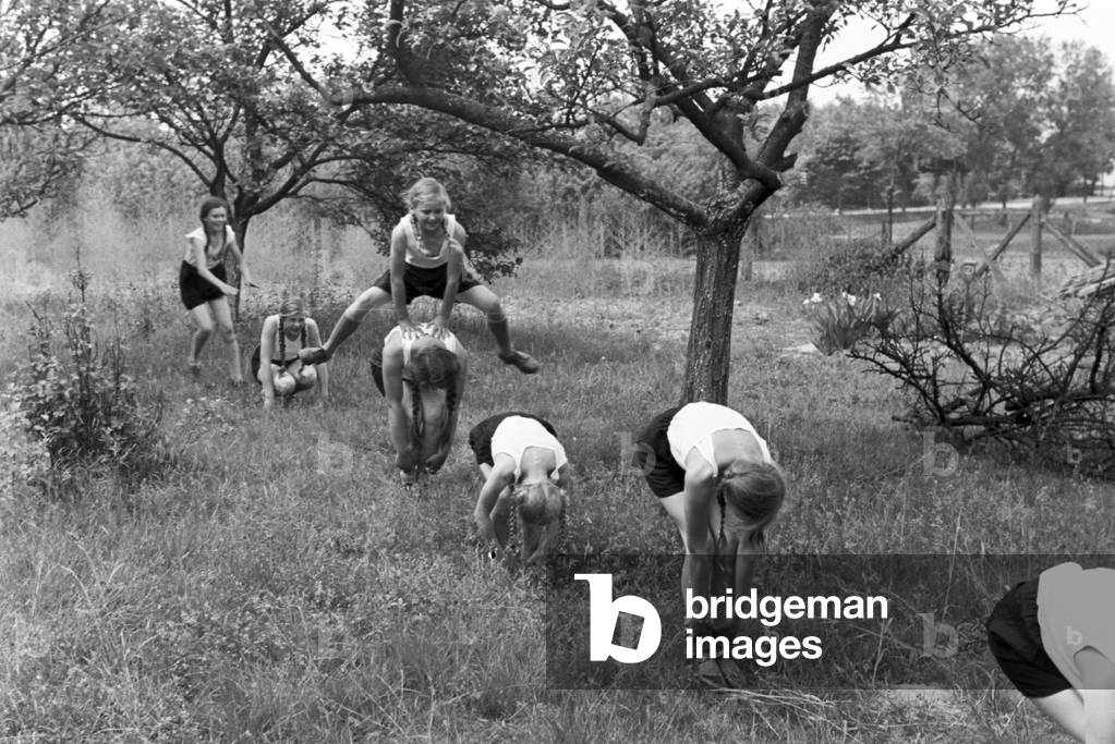 Outdoor classes at the rural school in Tiefensee run by Adolf Reichwein, Germany 1930s (b/w photo)
