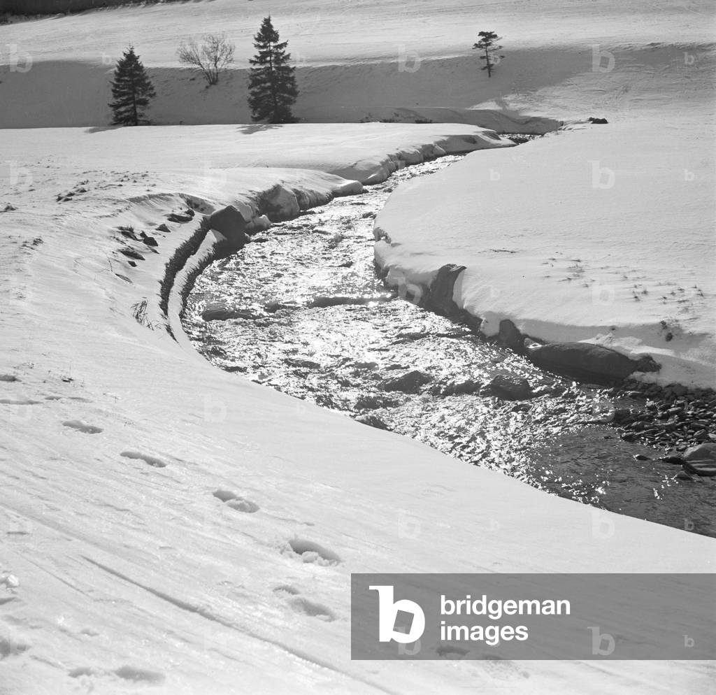 An excursion to the ski region Reheberg in the Erz Mountains, Germany 1930s (b/w photo)