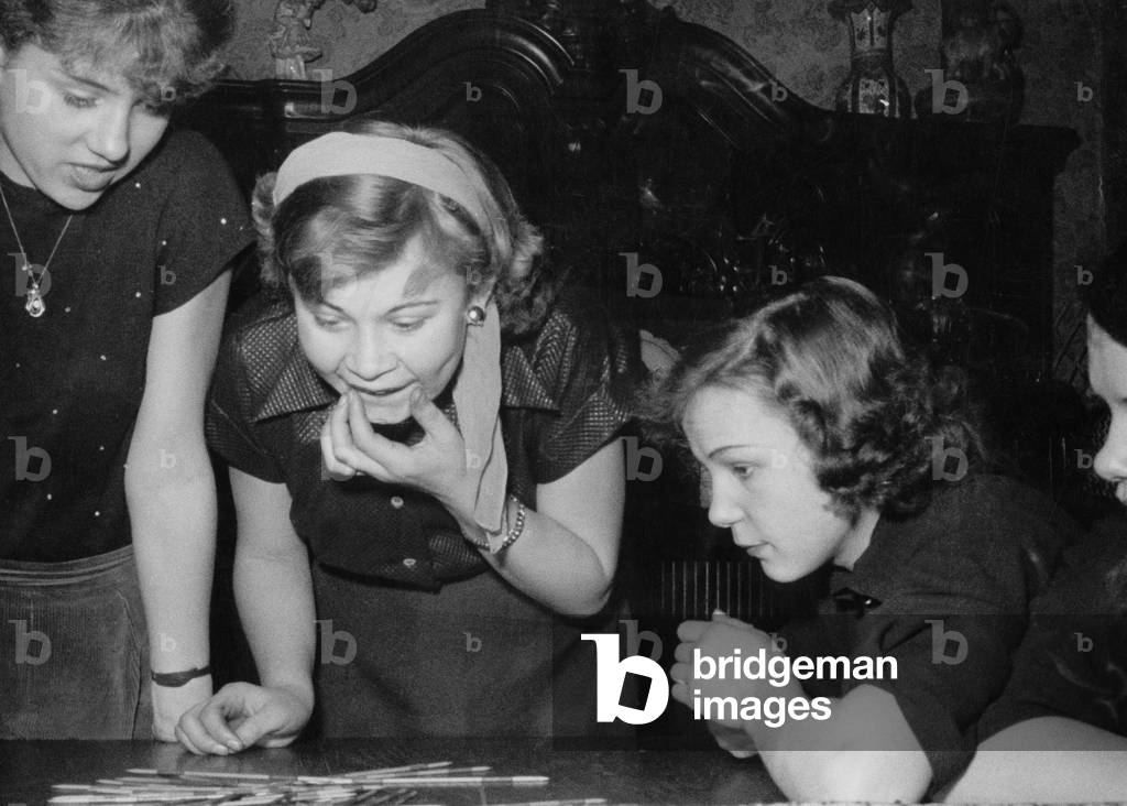 Four jobless striptease dancers playing jakcstraws Their boss does not want them to perform topless, 1950s
