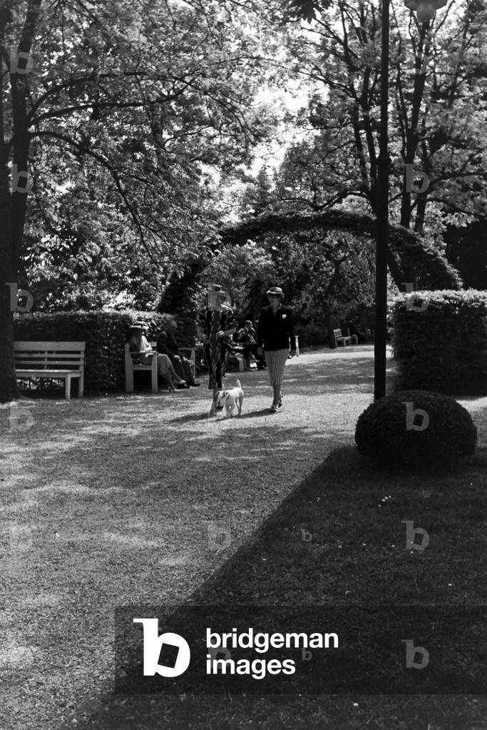 Relaxation in a park in Freudenstadt, Germany 1930s (b/w photo)