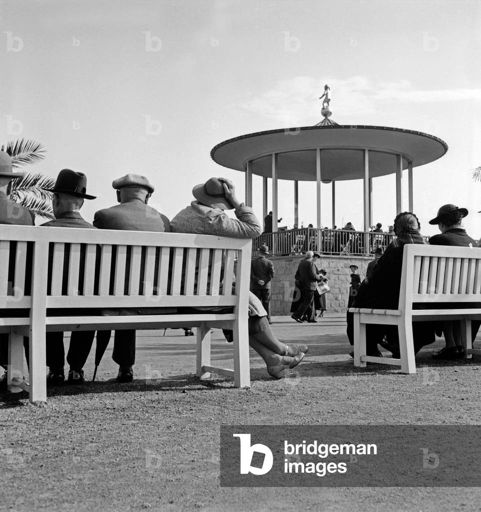 People gazing at the pavillon of the restaurant at the Maschsee lake near Hanover, Germany 1930s (b/w photo)
