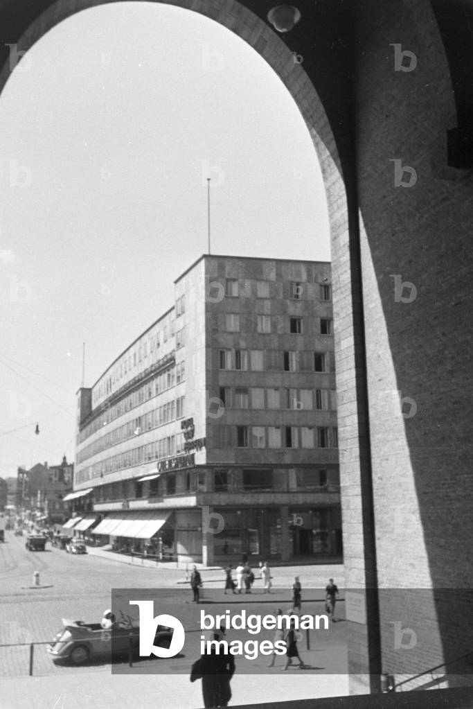 The central station in Stuttgart at the Arnulf-Klett-Platz, Germany 1930s (b/w photo)