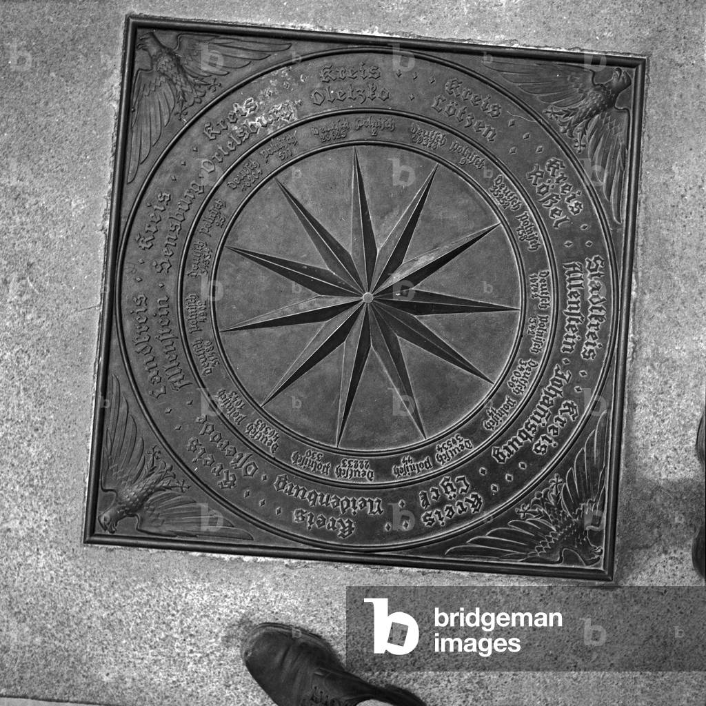 Compass rose with the districts of East Prussia at the ballot monument at Jakobsberg hill near Allenstein in East Prussia, Germany 1930s (b/w photo)