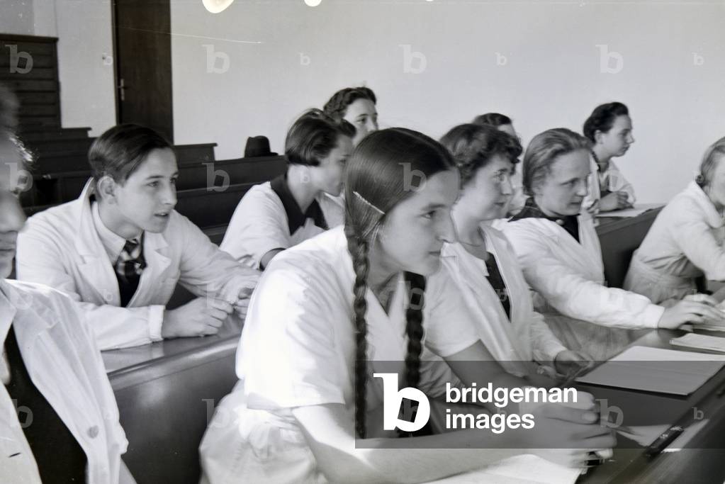 A chemistry class in the College for Ceramics in Höhr-Grenzhausen, Germany 1930s (b/w photo)