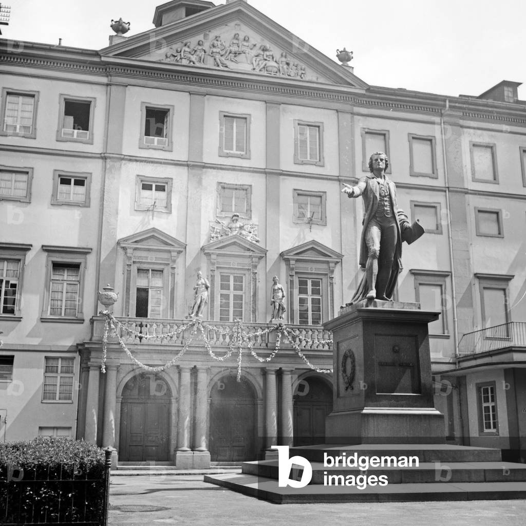 Schiller monument in front of the Mannheim theatre, Germany 1930s (b/w photo)