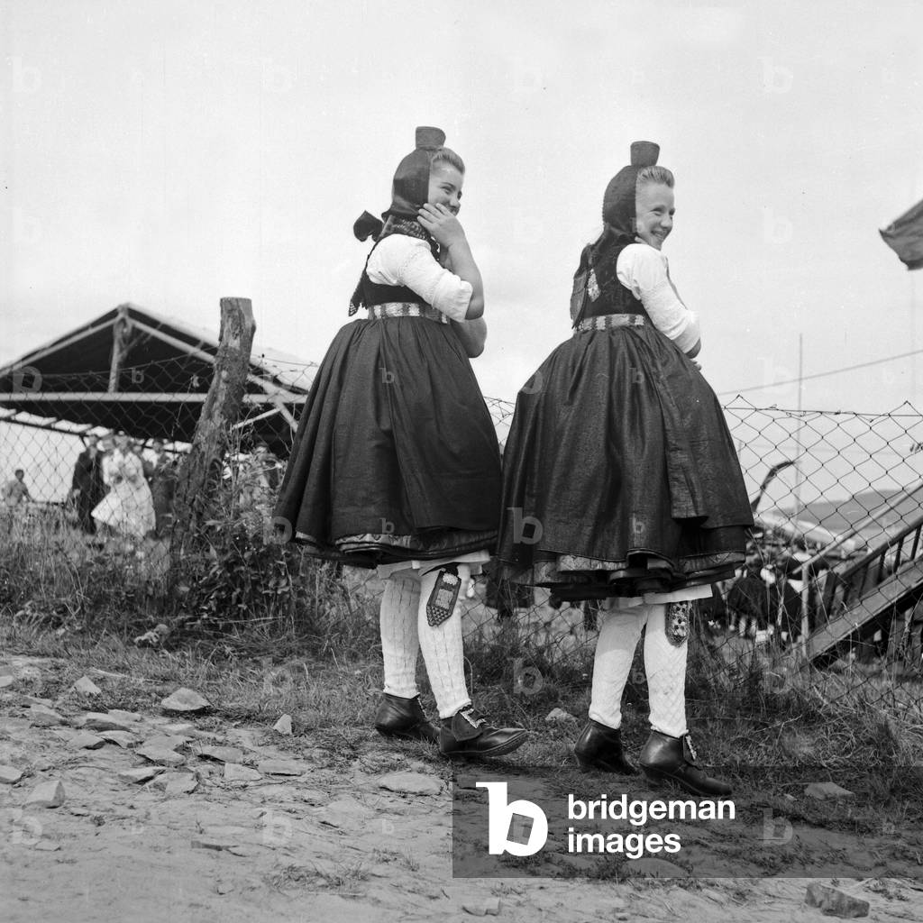 Two girls weating the Western Hessian array of the Schwalm area, Germany 1930s (b/w photo)