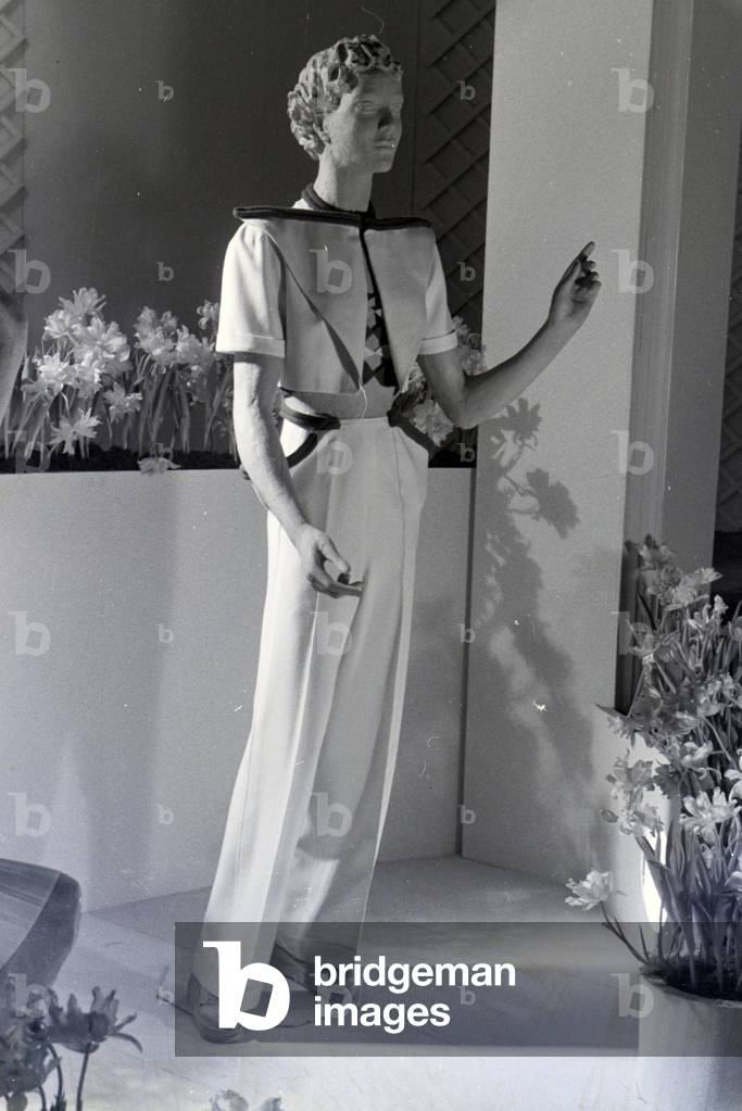 Display dummy in a suit, made of the synthetic rubber vistra of the chemistry company I, G. Farbenindustrie AG, Germany 1940s (b/w photo)