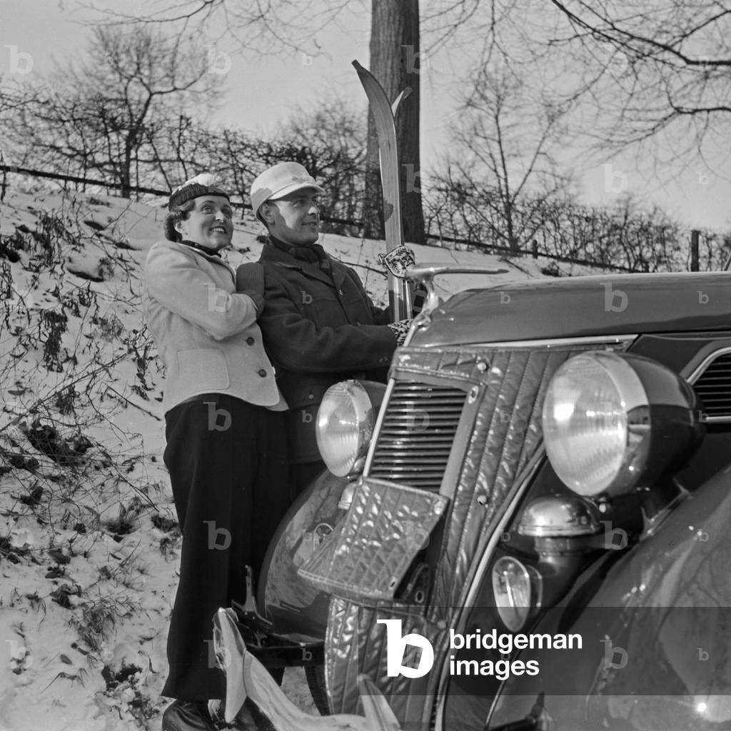 On ski vaction with the Ford V8, Germany 1930s (b/w photo)