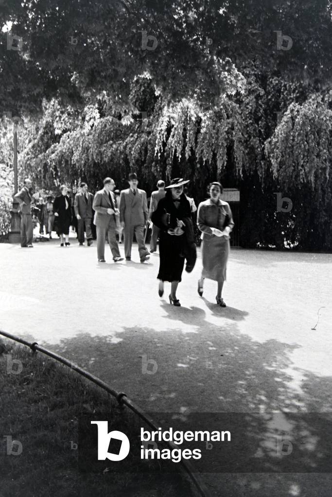 The Lichtentaler Allee in Baden-Bade is a popular and well-frequented place for strollers, Germany 1930s (b/w photo)