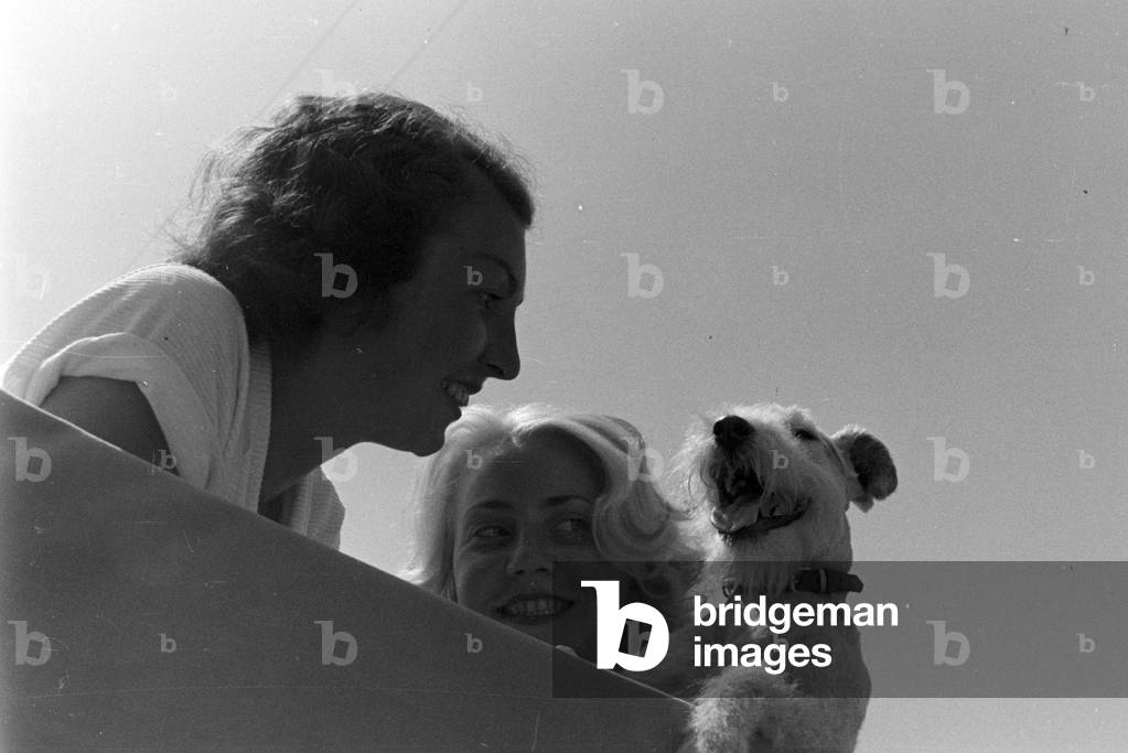 A ride with the Ford V8, Germany 1930s (b/w photo)