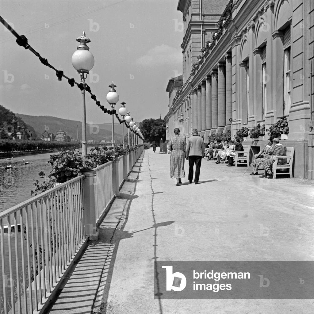 Spa guests strolling ot the shore of river Lahn at Bad Ems, Germany 1930s (b/w photo)