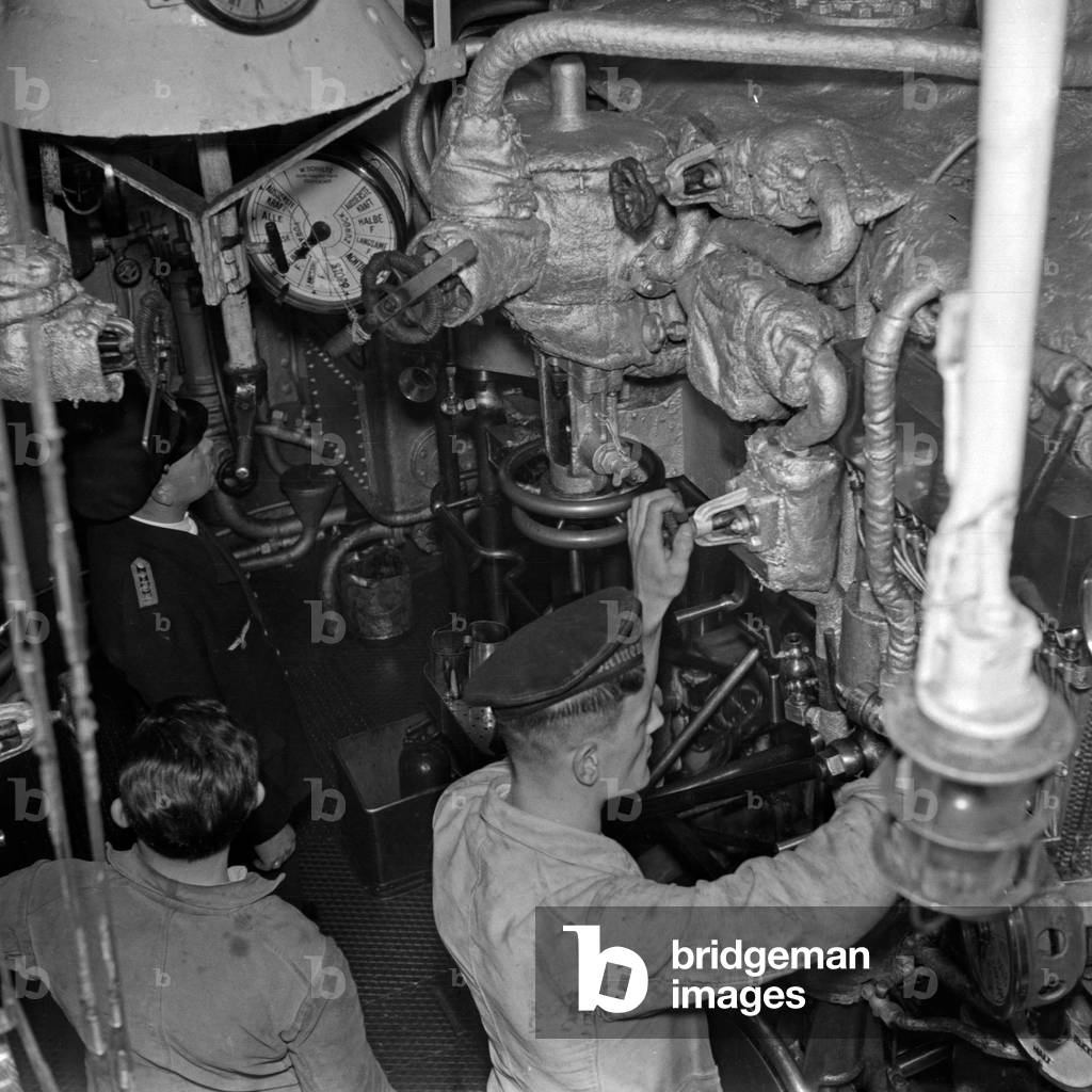 Navy recruit of the 2nd minesweeper flotilla exercising at a binocular, Germany 1930s (b/w photo)