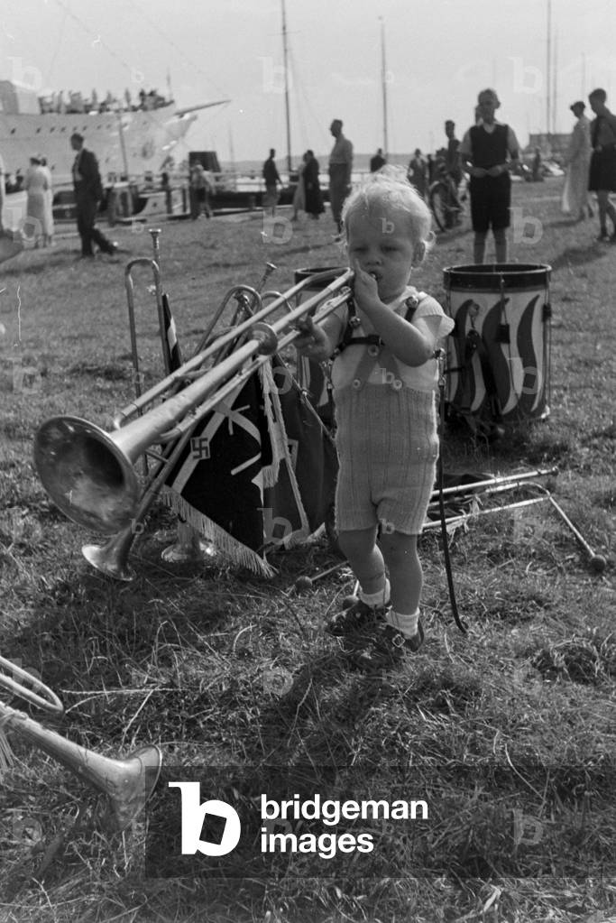 A summer day at the Baltic Sea, Germany 1930s (b/w photo)