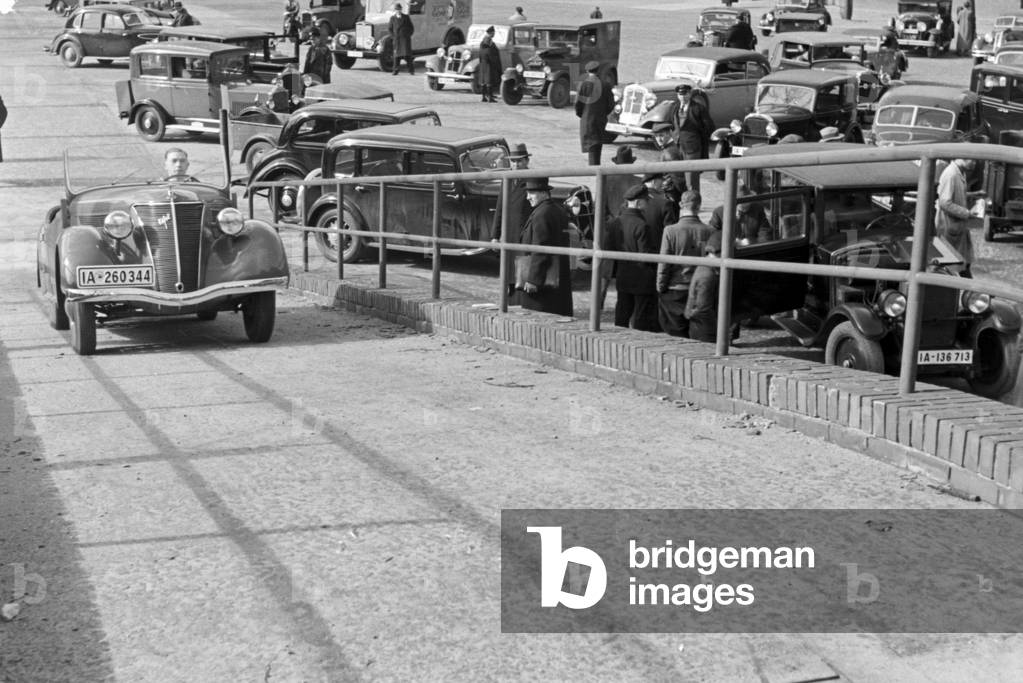 With the new car to the register, Germany 1930s (b/w photo)