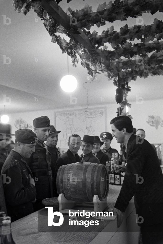Visitors of the Leipziger Frühjahrsmesse in front of a bar with traditional drinks, Germany 1941 (b/w photo)