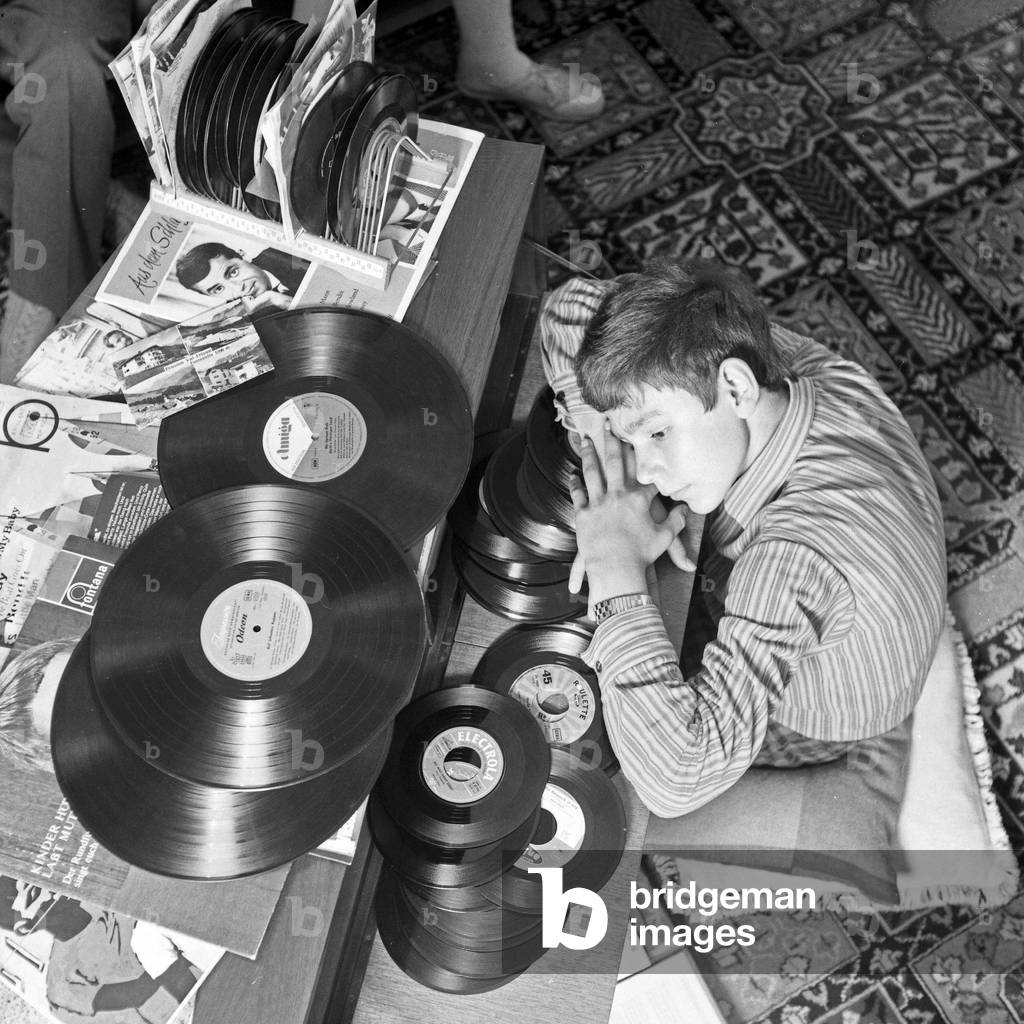 A young reader of the German 