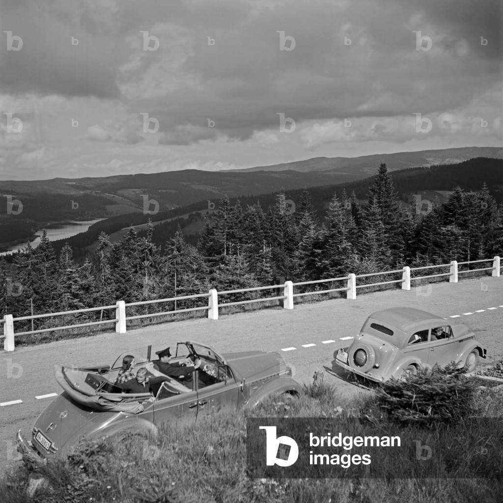 On the way in the summertime, Germany 1930s (b/w photo)