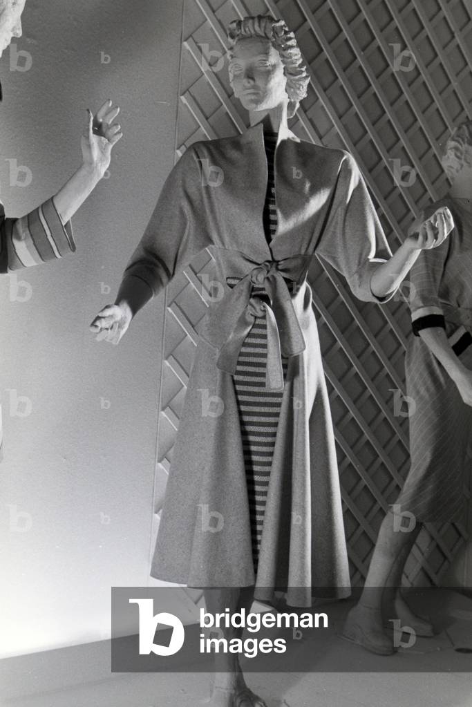 Display dummy in a suit dealing with the subject of journey by fashion designer Heinz Schulze-Bibernell, made of the synthetic rubber vistra of the chemistry company I, G. Farbenindustrie AG, Germany 1940s (b/w photo)