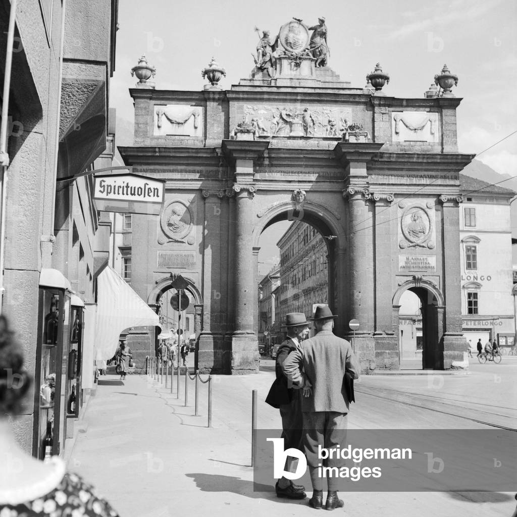 Triumph gate at Innsbruck in Austria, Germany 1930s (b/w photo)