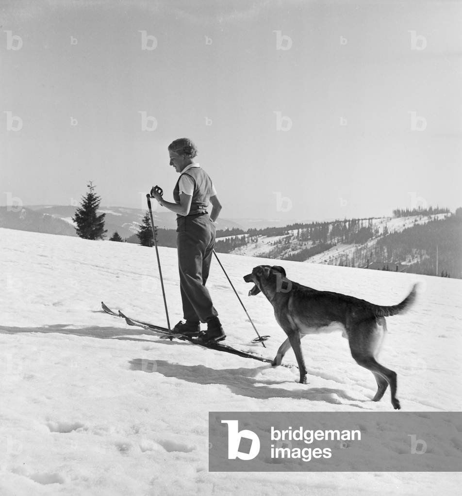 An excursion to the ski region Reheberg in the Erz Mountains, Germany 1930s (b/w photo)