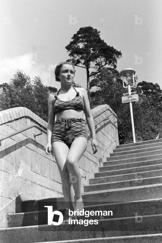 Swimming beauty at lake Wannsee lido in Berlin, Germany 1930s (b/w photo)