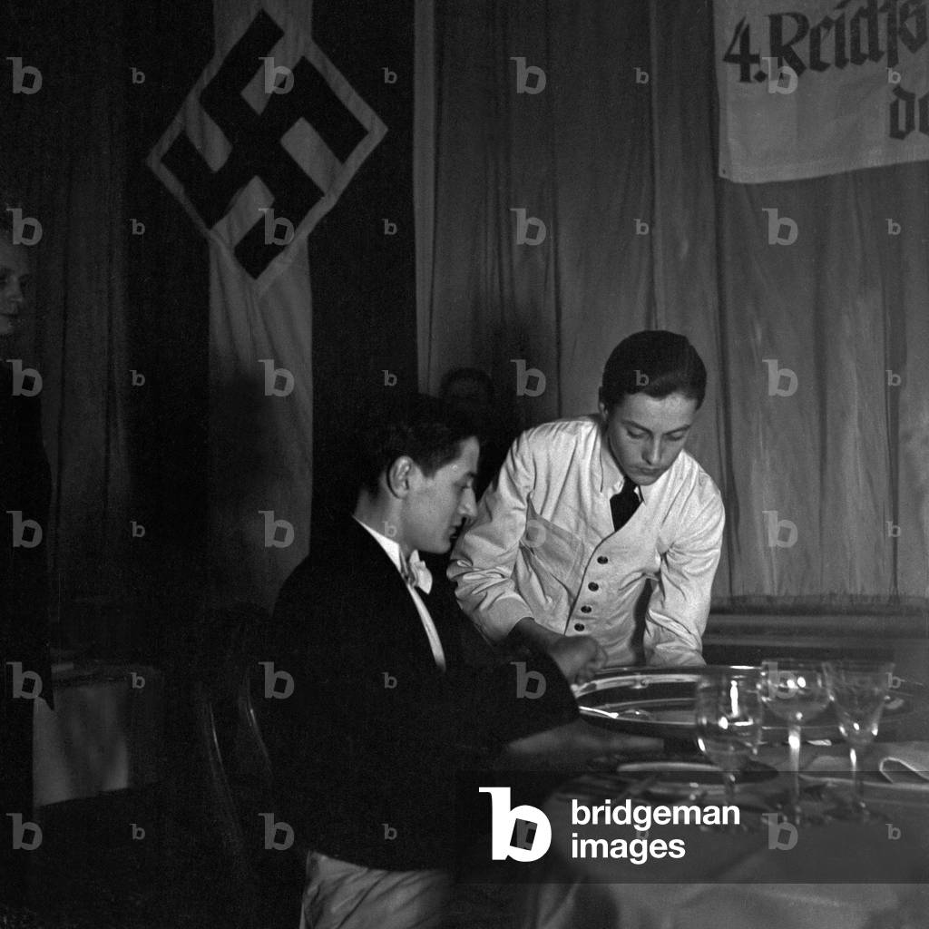 A trainee of a restaurant is examined at the Reichsberufswettkampf contest 1937, Germany 1930s (b/w photo)
