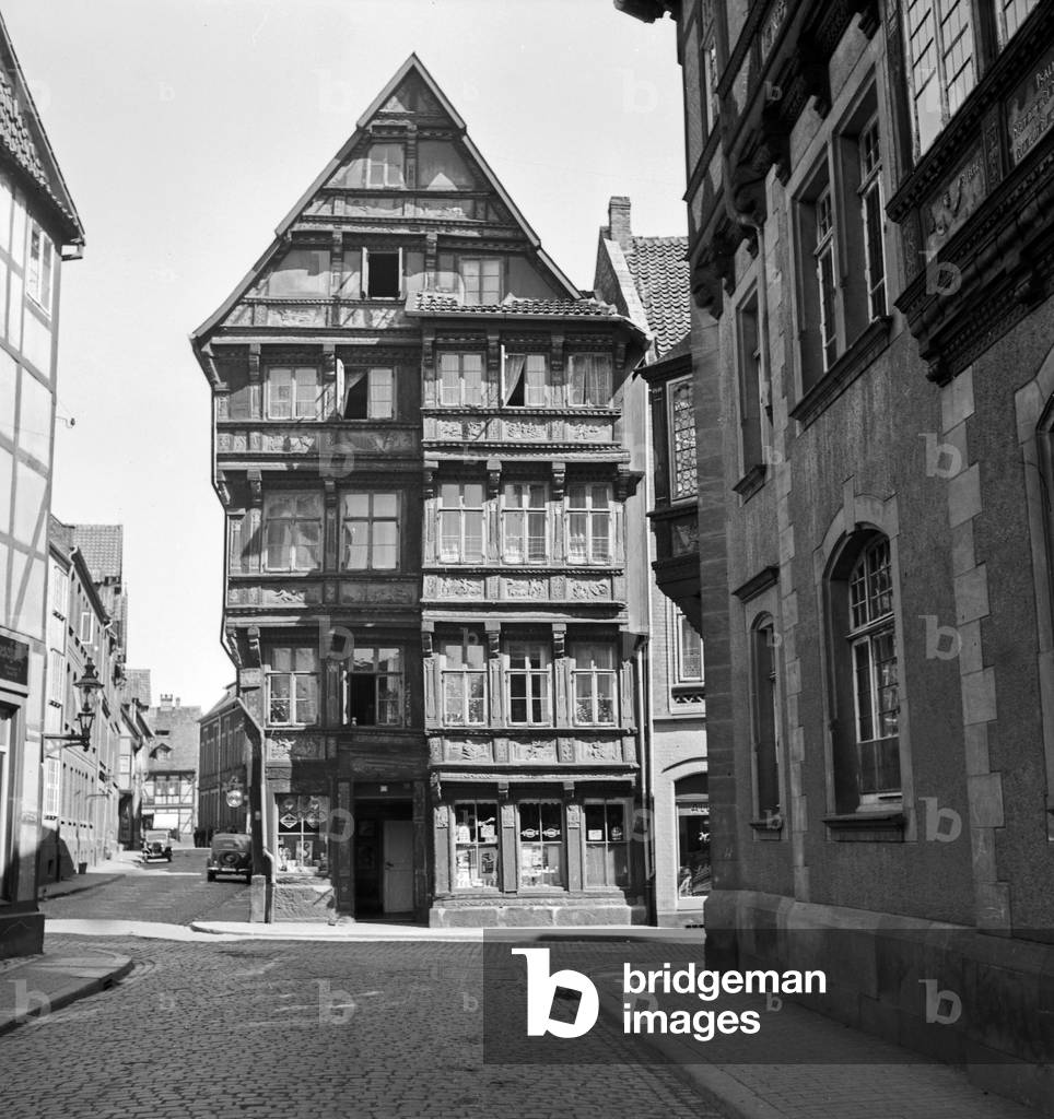 An old house in the old city of Hildesheim, Germany 1930s (b/w photo)
