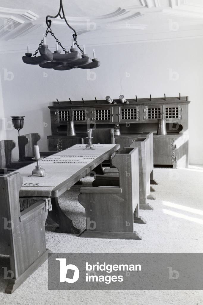 Dining room with a long table and table runner in the Hartmannsberg castle, the residence of Hitler´s favoured sculptor Josef Thorak, Germany 1930s (b/w photo)