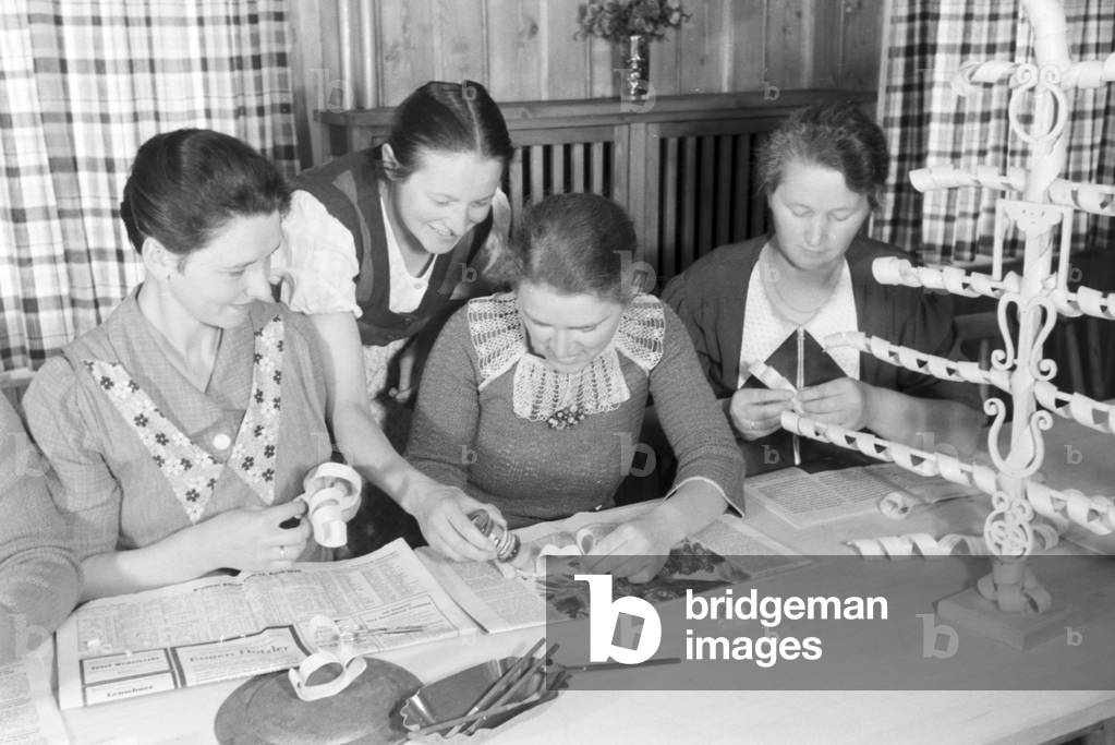 Women doing handicrafts in the Fröbelhaus in Oberweißbach, Germany 1930s (b/w photo)