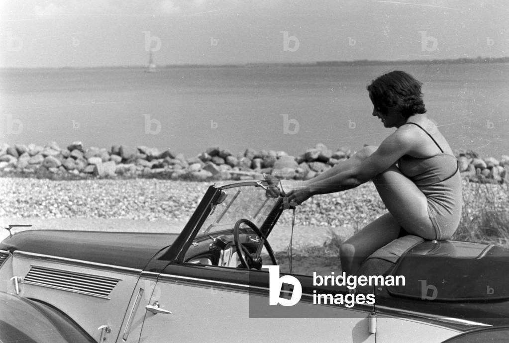 Vacation by car on the shore of the Baltic Sea, Germany 1930s (b/w photo)