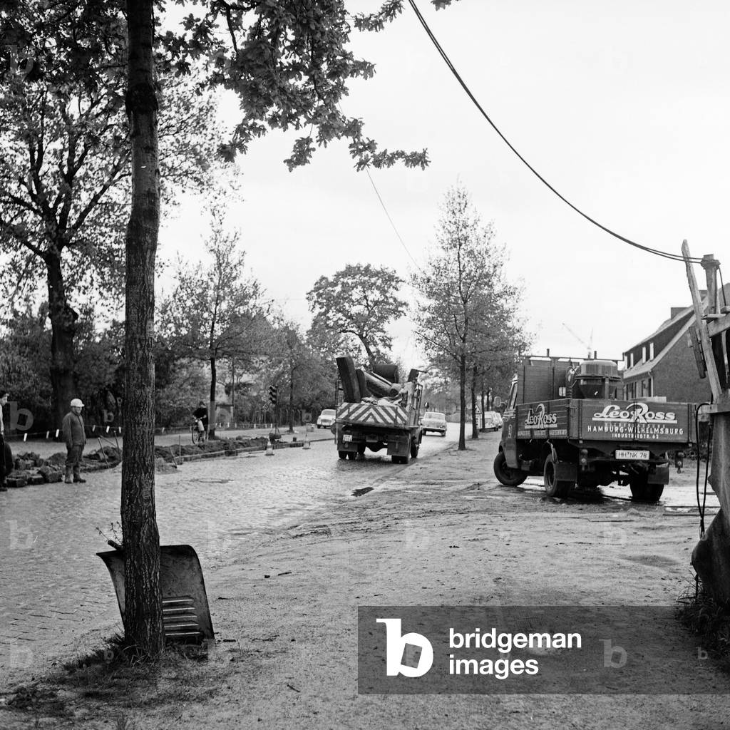 A truck, loaded with old sofas, on its way to the bulky waste dump at Hamburg, Germany 1960s